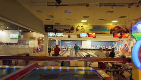 Aufnahmen-Einer-Lebhaften-Bowlinganlage-In-Ditton,-Daugavpils,-Mit-Menschen-Und-Kindern,-Die-Spaß-Haben