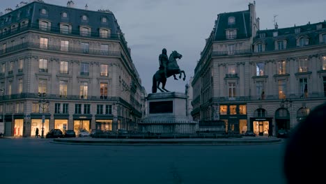 Estatua-De-Luis-XIV-En-Su-Caballo-En-Medio-De-La-Place-Des-Victoires-En-París