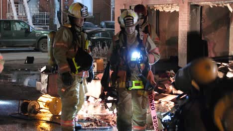 Bomberos-Con-Linterna-Llegando-Al-Lugar-Del-Incendio,-Plano-Medio.