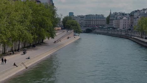 Tourist-boat-navigating-in-the-Seine-in-Paris-on-a-summer-day