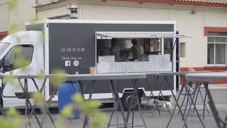 Zeitlupenaufnahme-Von-Arbeitern,-Die-In-Einem-Kleinen-Lieferwagen-Essen-Servieren