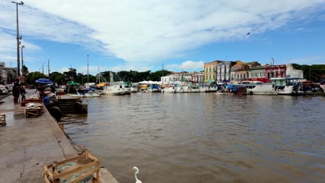 Brasilien,-Belem,-Der-Ver-o-Peso-Markt-Und-Umgebung:-Panoramablick-Auf-Die-Bucht-Des-Açaí-Marktes,-Der-Das-Dynamische-Treiben,-Die-Bunten-Stände-Und-Die-Geschäftige-Atmosphäre-Dieses-Einzigartigen-Marktplatzes-Einfängt