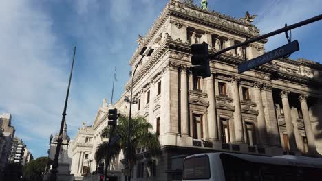 Arquitectura-Histórica-En-La-Ciudad-De-Buenos-Aires,-Inclinar-Hacia-Arriba-El-Congreso-Nacional-Argentino