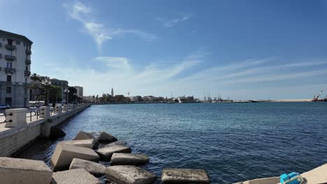 Caminando-Por-El-Paseo-Marítimo-De-Bari,-En-La-Provincia-De-Bari,-Región-De-Apulia,-Italia