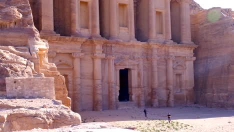 Panorámica-Lenta-Del-Edificio-Del-Monasterio-Ed-Deir-Tallado-En-Las-Montañas-De-La-Ciudad-De-Petra-En-Jordania.