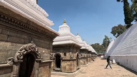 Complejo-De-Cremación-Del-Templo-Pashupatinath-A-Orillas-Del-Río-Sagrado-Bagmati-En-Katmandú,-Nepal