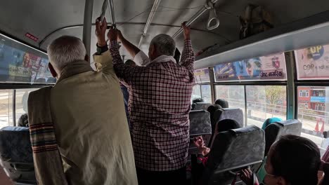 Dentro-De-Un-Autobús-Lleno-De-Gente-En-Katmandú,-Los-Pasajeros-Se-Apiñan-En-El-Pasillo,-Capturando-La-Esencia-De-Los-Desplazamientos-Urbanos-Diarios.