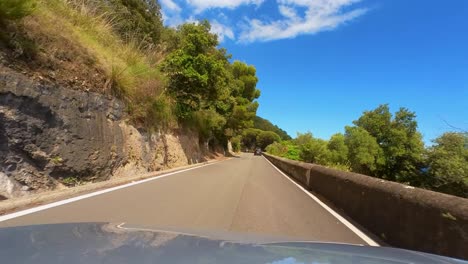 Paisaje-Costero:-Conduciendo-Por-La-Costa-De-Amalfi,-Región-De-Campania,-Italia,-Europa