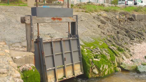 Blick-Auf-Ein-Kleines-Stahlstauwerk-Zur-Kontrolle-Des-Wasserstands-In-Angoulins,-Frankreich