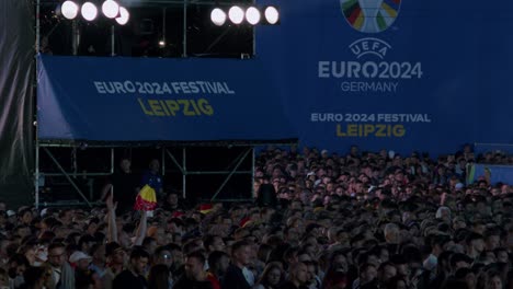 Una-Gran-Multitud-Se-Reúne-Para-El-Festival-De-La-UEFA-Euro-2024-En-Leipzig,-Alemania,-Por-La-Noche.