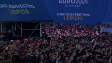 Große-Menschenmenge-Beim-Euro-2024-Festival-In-Leipzig,-Deutschland,-Genießt-Das-Public-Viewing-Event-In-Der-Nacht