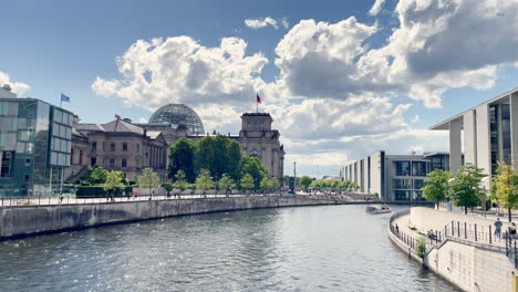 Berliner-Landschaft-Mit-Reichstagsgebäude-Neben-Der-Spree-Im-Sommer