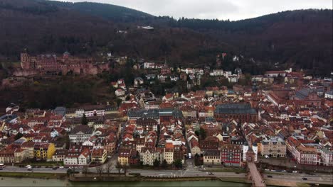 Sehenswürdigkeiten-Und-Schloss-In-Der-Altstadt-Von-Heidelberg,-Drohne-Dolly-Vorwärts