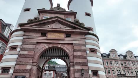 Puerta-Del-Puente-Viejo-Sobre-El-Puente-Karl-Theodor-En-Heidelberg,-Alemania