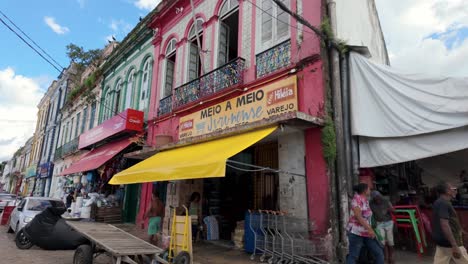 Brasilien,-Belem,-Der-Ver-o-Peso-Markt-Und-Umgebung:-Fassaden-Von-Geschäften-Entlang-Des-Açaí-Marktes-Mit-Farbenfrohen-Ladenfronten,-Lokalen-Geschäften-Und-Der-Lebhaften-Marktatmosphäre