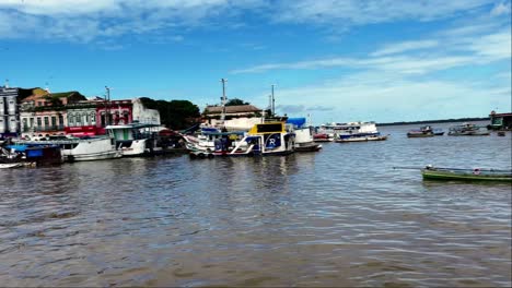 Brasil,-Belem,-El-Mercado-Ver-o-peso-Y-Sus-Alrededores:-Vista-De-La-Bahía-Del-Mercado-De-Acai,-Que-Muestra-El-Bullicioso-Comercio-Y-Los-Colores-Vibrantes-De-Las-Bayas-De-Acai