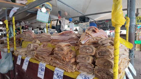 Brasil,-Belem,-El-Mercado-Ver-o-peso-Y-Sus-Alrededores:-Un-Puesto-De-Venta-De-Pescado-Seco,-Destacando-Las-Ofertas-Tradicionales-De-Mariscos-Y-El-Vibrante-Ambiente-Del-Mercado.