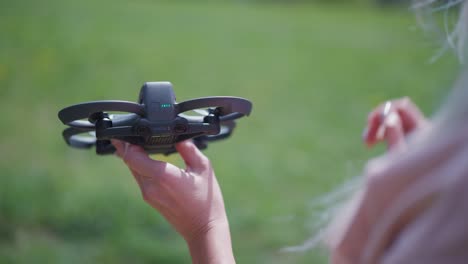 Mujer-Piloto-Sostiene-El-Dron-FPV-Y-Presiona-El-Botón-Para-Encender-El-Avión,-República-Checa