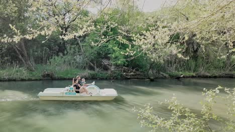 La-Familia-Joven-Disfruta-De-Un-Viaje-En-Barco-A-Pedales-Por-El-Río,-Actividades-De-Ocio-Y-Vacaciones