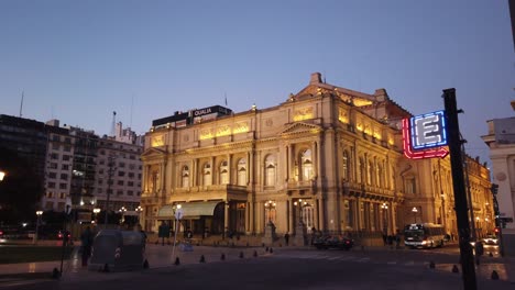 Illuminated-famous-opera-house-in-Argentina-in-the-night,-busy-city-life