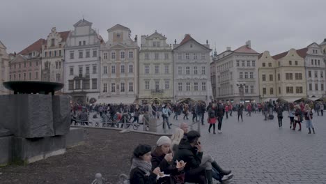 Concurrida-Plaza-Del-Casco-Antiguo-De-Praga-Con-Arquitectura-Histórica-Y-Turistas-Caminando