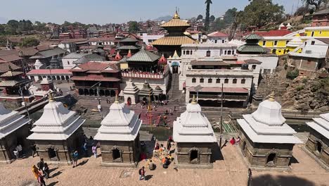 Einäscherungskomplex-Des-Pashupatinath-Tempels-Am-Ufer-Des-Heiligen-Bagmati-Flusses-In-Kathmandu,-Nepal