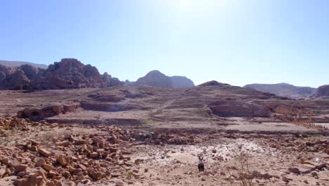 Malerische-Panoramalandschaft-Der-Weiten,-Felsigen-Und-Zerklüfteten-Berglandschaft-Der-Antiken-Stadt-Petra-In-Jordanien