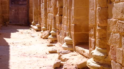 Dentro-De-Las-Ruinas-De-La-Antigua-Ciudad-De-Petra-Con-Una-Gran-Puerta-De-Arco-De-Piedra,-Pilares-Y-Paredes-En-Jordania