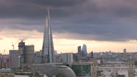 Luftbildverfolgung-In-Der-Dämmerung-Auf-Die-Skyline-Von-London-Mit-Berühmten-Sehenswürdigkeiten