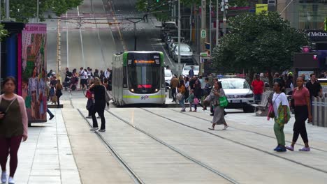 Los-Peatones-Y-Los-Compradores-Caminan-Por-La-Calle-Del-Centro-Comercial-Bourke-Street-En-El-Distrito-Comercial-Central-Del-Centro-De-Melbourne,-Que-Encarna-El-Ajetreo-Y-El-Bullicio-De-La-Vida-Urbana.