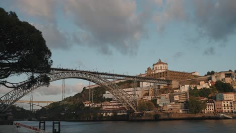 Dom-Luís-Brücke-über-Den-Fluss-Douro-Bei-Sonnenuntergang,-Porto,-Portugal