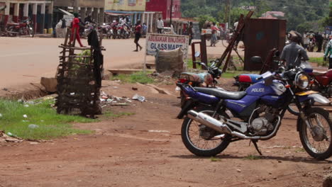 Afrikanische-Dorfbewohner-Spazieren-Und-Einkaufen-In-Kampala,-Uganda