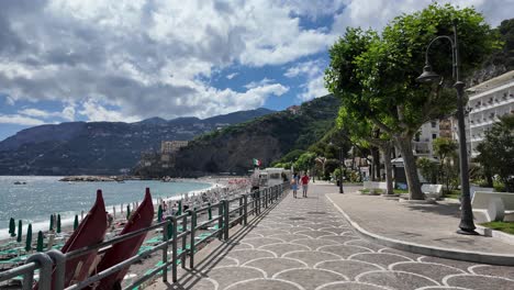 Caminando-En-Maiori-Junto-Al-Mar,-En-La-Costa-De-Amalfi,-Región-De-Campania,-Italia,-Europa