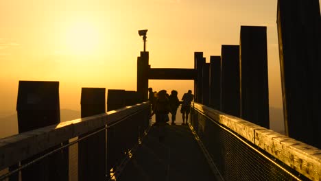 Mirador-De-La-Montaña-Revand,-Puesta-De-Sol-Dorada,-Aix-les-bains,-Francia