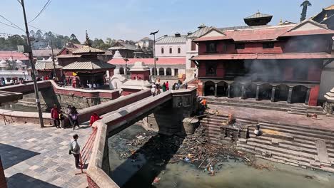 Complejo-De-Cremación-Del-Templo-Pashupatinath-A-Orillas-Del-Río-Sagrado-Bagmati-En-Katmandú,-Nepal