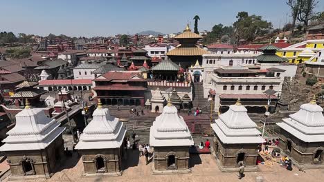 Einäscherungskomplex-Des-Pashupatinath-Tempels-Am-Ufer-Des-Heiligen-Bagmati-Flusses-In-Kathmandu,-Nepal