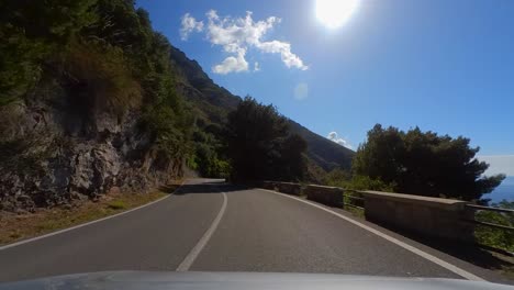 Viaje-Por-Carretera-Con-Curvas-En-La-Costa-De-Amalfi,-Región-De-Campania,-Italia,-Europa