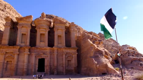 Blick-Auf-Die-Flagge-Jordaniens-Mit-Dem-In-Die-Berge-Gehauenen-Klostergebäude-Ed-Deir-In-Der-Antiken-Stadt-Petra-In-Jordanien