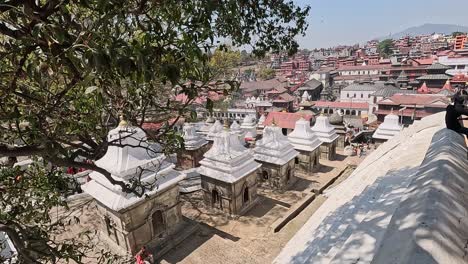 Complejo-De-Cremación-Del-Templo-Pashupatinath-A-Orillas-Del-Río-Sagrado-Bagmati-En-Katmandú,-Nepal