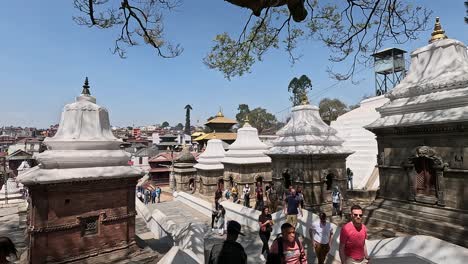 Complejo-De-Cremación-Del-Templo-Pashupatinath-A-Orillas-Del-Río-Sagrado-Bagmati-En-Katmandú,-Nepal