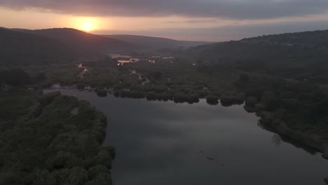 Die-Afrikanische-Morgendämmerung-Erleuchtet-Die-Lebombo-Berge-In-Diesem-Panorama-Drohnenflug