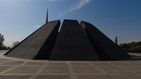 Ein-Zeitraffer-Umkreist-Die-Ewige-Flamme-Am-Völkermorddenkmal-In-Armenien