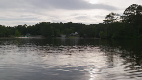 Un-Bonito-Día-De-Verano-En-Un-Lago