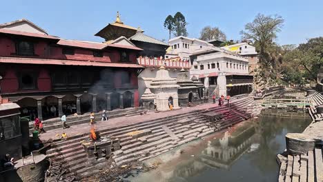 Complejo-De-Cremación-Del-Templo-Pashupatinath-A-Orillas-Del-Río-Sagrado-Bagmati-En-Katmandú,-Nepal