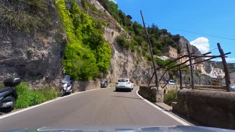 Unidad-POV-Por-Las-Sinuosas-Rutas-De-La-Costa-De-Amalfi,-Región-De-Campania,-Italia,-Europa