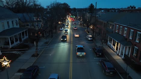 Verkehr-Auf-Der-Hauptstraße-Einer-Amerikanischen-Stadt-Während-Der-Weihnachtszeit