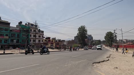 Alltag-In-Kathmandu-Mit-Regem-Verkehr-Auf-Der-Ringstraße