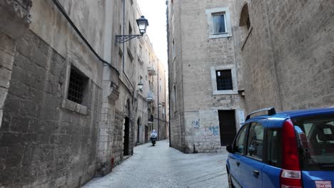 Pov-Caminando-Por-Las-Estrechas-Calles-De-Bari-En-La-Provincia-De-Bari-En-La-Región-De-Apulia-En-Italia.