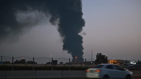 El-Humo-Que-Se-Eleva-Hacia-El-Cielo-Debido-A-Un-Gran-Incendio-Que-Tuvo-Lugar-En-Una-Zona-Industrial-En-Sharjah,-Emiratos-Árabes-Unidos.