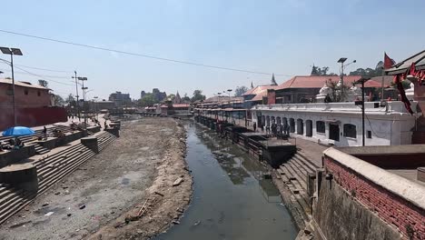 Mirando-Hacia-El-Sagrado-Río-Bagmati-Con-El-Complejo-De-Cremación-Del-Templo-Pashupatinath-En-Las-Orillas-De-Katmandú